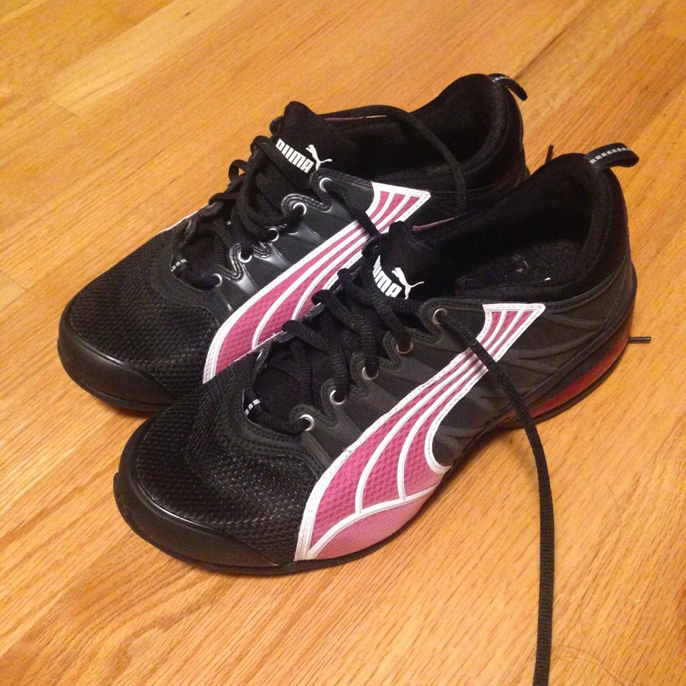 NEW NEVER WORN PUMA SNEAKERS